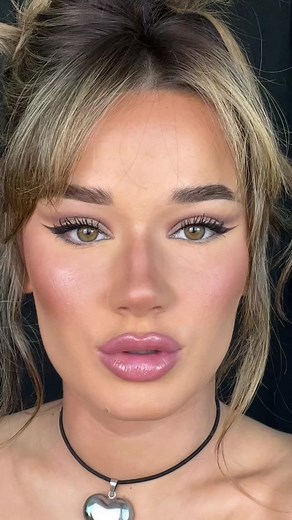Which side do you like better? 🤨 Valentines look with @L’Oréal Paris Pro XXL Volume and lift mascara