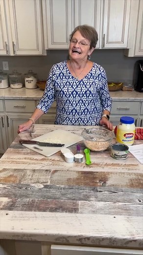 Canned chicken in a recipe? Oh yes. These chicken patties are so good! #cooktok #chicken #easyrecipe #mamasue #mamasuessouthernkitchen