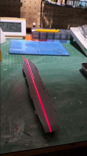 空母のラインデカール貼る時に便利なレーザー墨出し器