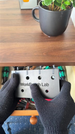 You know this? Open the drawer = chaos. 😮‍💨🔧 Tools everywhere, nothing easy to grab… Fix: SKÅDIS screwdriver holders ✅ Now it’s clean, fast, organized. WorkBenchLab 👇 workbench-lab.com Kennst du das? Schublade auf = Chaos. 😮‍💨🔧 Alles fliegt rum, nix ist schnell griffbereit… Lösung: SKÅDIS Schraubenzieher-Halter einklicken ✅ Ab jetzt: sauber, schnell, übersichtlich. #workshop #organization #skadis #3dprinting #tools