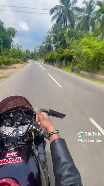 Fast ride MC22 🍃🏍️ #cbr #gullarm #mc22 #srilanka #viral #250 #tiktok #foryou #foryoupage #viral #trending #fyp #srilanka