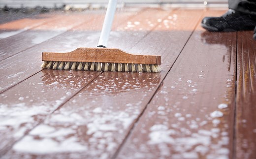 Pour enlever la mousse sur sa terrasse, une recette efficace et 100 % naturelle
