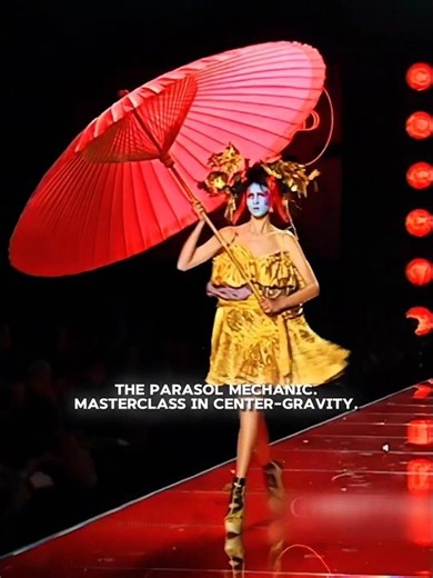 The Hardcore Era | Mariacarla Boscono at Dior SS03 #dior #fashion #ss03 #runway