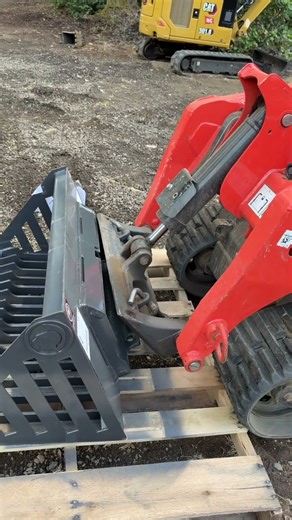 New skeleton rock bucket attachment from ‪@SpartanEquipment‬ for our ‪@Kubotatractorcorp‬ SCL1000