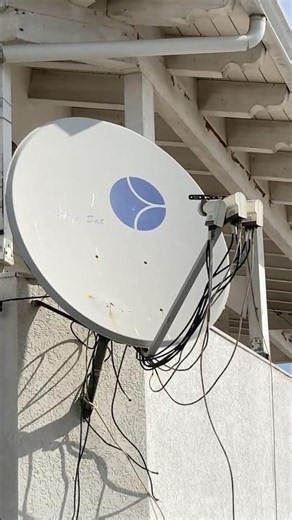 So sieht eine Satellitenantenne mit 3 installierten Quad-LNBs aus! #durres #albanien #shortsfeed