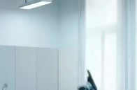 太炸裂了！爆发力最强的人形机器人横空出世！ 动易科技全尺寸重型电驱人形机器人PHYBOT M1既能前空翻，又能后空翻！无开源依赖，软硬件中国团队全栈自研！优酷又帅！_腾讯新闻