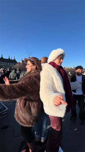 Exploring 360-Degree Views of London