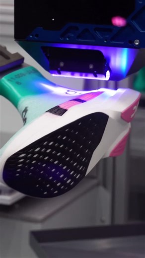 tempo 🇯🇵 - Japanese running culture on Instagram: "On Running LightSpray Robot - ロボットが3分でレースシューズを完成。 東京世界陸上でLightSprayを使用していた選手もいた。"