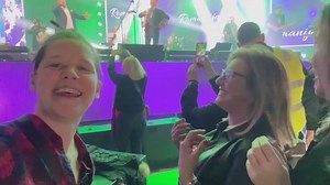 803K views · 67K reactions | Vidim da me na sve strane tagujete, pa evo barem da objavim onda i ja šta valja  - Pozdrav hejterima koji će reći da sam jučer izašla iz bolnice samo radi koncerta i to uz pjesmu ionako "Živim da preživim"... ili ti ga " da se kući vratim ranije"..  ~ da, izašla sam, i pokazala da ja i to mogu.. ovo je prvi provod u zadnje tri godine ili preko 1000 dana, tako da je najvažnije da je ljubičanstveno prošlo.. 珞 | Seddina Bosna | Facebook