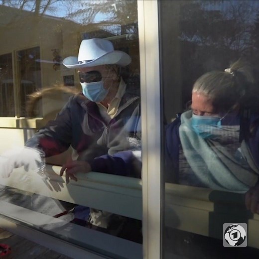 Mini-Ponys zu Besuch im Altenheim: Die Therapiepferde sorgen dort bei den Bewohner:innen für Abwechslung. | tagesschau