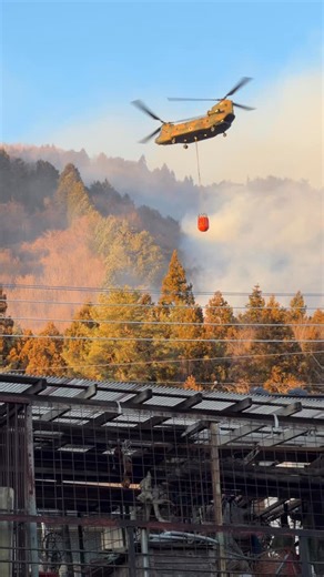 住宅地に迫る火の手。 その進行を食い止めるべく、CH-47チヌークが進入する。 人々の生活圏を守るための、ギリギリの攻防。 轟音と共に降り注ぐ水が、炎の壁を押し留める。 空からの守護神が、ここにある。 #上野原 #山林火災 #陸上自衛隊 #CH47 #災害派遣 | Akio Watanabe