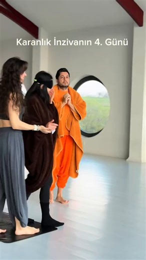 Bu çileye yatmakla, inzivaya çekilmekle insanların komik aydınlanmalarıyla alakalı bir iki ufak bir şey ekleyeyim. Jung'un birçok eserinde kullandığı bir örnek var. Hikayeye göre bir zamanlar, mağarada yaşayan tuhaf bir adam varmış. Köylerin sesinden kaçmak için bir mağaraya sığınmış. Büyücü olarak adı çıkmış. Bazıları ondan büyü öğrenmeye çalışmış. Oysa adamın tek amacı, bilmediği ama daima gerçekleştiğinden emin olduğu bir şeyi bilmekmiş. Uzunca meditasyona dalmış. Bu çıkmazdan kurtulmak için 