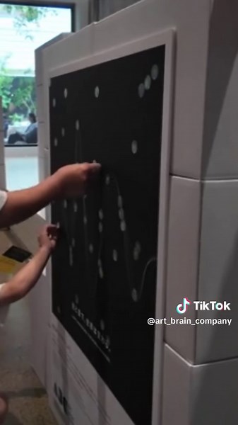 \\ 光と音のアートポスター✨ / Featured projectsで出会った皆さんに協力してもらった光と音のアートポスターが完成しました👏✨ 光のシールは蓄光でできていて暗闇で光る特性があります🌟 音の波形に似せたデザインのポスターに光のシールを貼ってもらうことにより 世界に一つだけの音楽が聞こえてくるようです👂 皆さんとの楽しかったおしゃべりも思い出します！ ありがとうございました！ ポスターデザイン : unzu.inc #artbraincompany #アートブレーンカンパニー #art_brain_company #ABC #FeaturedProjects2024 #FP2024 #design #design #lightingdesign #照明 #音響 #配信 #イベント #イベント情報 #イベント企画 #デザインイベント