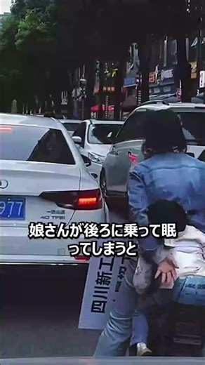気をつけてバイクを運転するお母さん