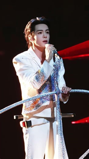 #曾舜晞《吻你吻上太空》 清澈声线搭配轻快旋律 将宇宙级浪漫娓娓道来 | 中国音乐电视 Music TV #shorts