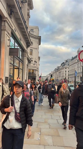 Busy London Street Walk #fypシ #travelblogger #fyp #instagood #london #londrina #travel #londres | Solo Solo