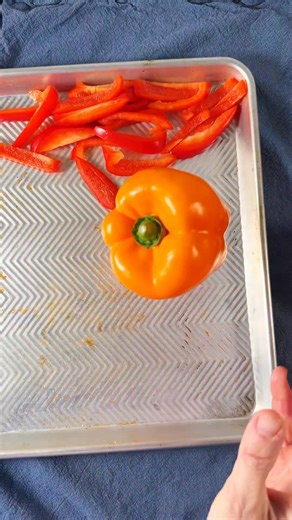 “I don’t think I can make veggie fajitas any other way from now on! So easy and delicious!” 🌮 COMMENT RECIPE 👇 https://www.liveeatlearn.com/chickpea-fajitas/ | Live Eat Learn
