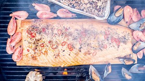 Så varmröker du lax och räkor - testa det här receptet