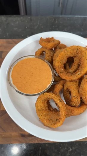 Onion Rings gotta be one of the most underrated food items of all time! They’re also super easy to make at home… give this recipe a try this week Shopping List: Large onion 2 eggs 1 cup buttermilk 1 tbsp chipotle hot sauce AP seasoning Make It Happen seasoned flour Italian bread crumbs Oil for frying Sauce: 1/2 cup bbq sauce 1/2 cup mayo 1/2 tbsp garlic 1 tsp hot sauce #mrmakeithappen #foodies #recipes #foodporn #recipe #dinner #onionring | Mr. Make It Happen