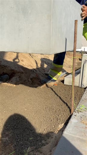 𝗦𝘁𝗿𝘂𝗸𝘁𝘂𝗿 • 𝗥𝗼 • 𝗗𝗲𝘀𝗶𝗴𝗻 • Æ𝘀𝘁𝗲𝘀𝘁𝗶𝗸 🏡🧱☀️ Støttemure giver stabilitet, skaber flotte linjer i haven og binder terrænet smukt sammen ✨ 👏🏼 👉🏼 Vi bygger støttemure i holdbart håndværk og laver komplette anlægs- og belægningsløsninger – store som små. Har I overtaget et ældre hus, der trænger til en opgradering? Eller bygger I nyt og mangler terrasse fra bunden? 🏠 Vi udfører anlægs- og belægningsarbejde for både private, erhverv og det offentlige – altid med fokus på kvali