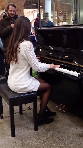 Train station Boogie 🚂🎹 ・ ・ ・ #ladyva #boogiewoogie #publicpiano #stpancras #trainstation #boogiewoogiepiano #piano #live