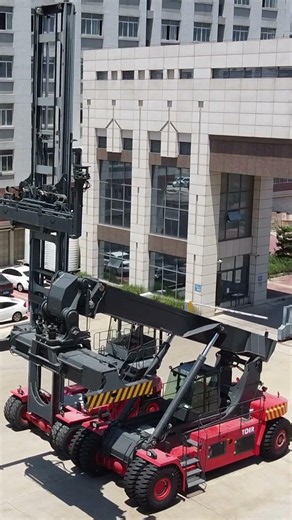 🏗️🔥Top View of a Reach Stacker in Action