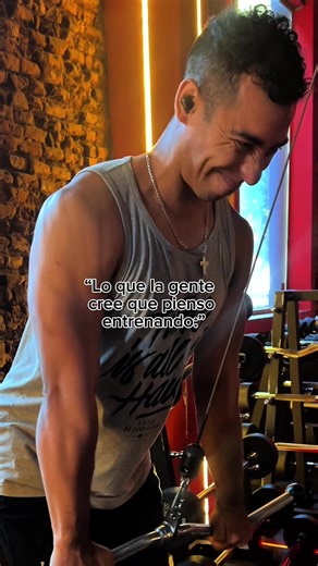 No voy a mentir. El 90% del tiempo que parezco enfocado en el gym estoy pensando en si cerré la puerta del carro 🚗 . El otro 10% pienso en comida. Etiqueta a alguien que finge concentración pero por dentro es un caos 😂👇 #POVGym #HumorFitness #GymHumor #LoQuePiensoEnElGym #motivaciónreal