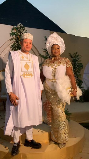 Watch till the end and see the groom's reaction😂🤣 Bride: @_golden41 Planner: @arian_events Makeup Artist: @millysmakeover Hairstylist: @hairs_byjuliet Photography/ videography: @Cistystudios Handfans :@preciouscraft_beads Beads & horse tail: @preciouscraft_beads Gele: @gifted_gele Decoration: @rayzeventplanners Effects: @effect_bysixtus Content creator: @Wendy.thecreator DJ: @exclusuvedj_Jerry MC: @official_igbobekee Cake: @laprimocakes Cultural dance: @ugoezedance Security: @official_eaglegua