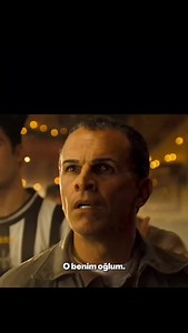 📌 Filmin adı🍟🎬Goal! The Dream Begins (2005) 📌Kategori: Dram, Spor, Romantiko. ✅Konu: Santiago Muñez (Kuno Becker), Meksika kökenli bir genç ve Los Angeles'ın kenar semtlerinde bir bahçıvan olarak çalışmaktadır. Bir gün, eski bir Newcastle United scout'u Glen Foy (Stephen Dillane) tarafından keşfedilir ve yeteneği sayesinde İngiltere'de profesyonel futbol oynamak için bir fırsat yakalar. Santiago, göçmen statüsünün getirdiği zorluklarla, babasının umutlarıyla ve kendi arzularıyla mücadele ede