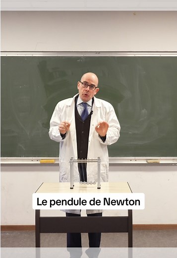 Le pendule de Newton permet de comprendre facilement le principe de la conservation de la quantité de mouvement. Cette quantité combine masse et vitesse des objets. À un niveau plus fondamental, la conservation de la quantité de mouvement signifie que le système physique est invariant par translation dans l’espace. En d’autres termes, les lois physiques s’appliquent en tous points de l’espace. Elles ne se modifient pas en fonction du lieu. Encore heureux. Salukes #science #newton #pendule #quant