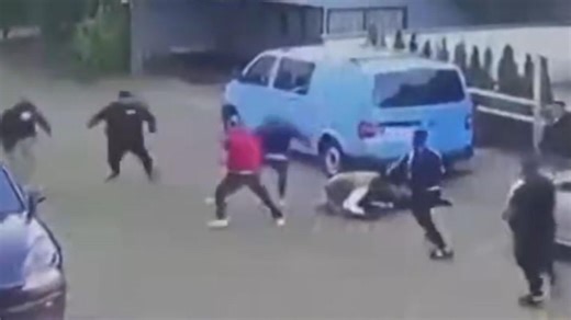 Bataie ca in Vestul Salbatic pe strazile din Suceava. Un barbat, batut de 7 indivizi, intr-o gara VIDEO