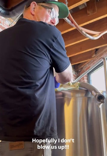 HAPPY NATIONAL BEER DAY🍻 Brewing is a dangerous job but we do it all for you to enjoy the most delicious beverage in the world 😂 Dry hopping gives the beer that extra hoppy aroma and flavor we all love but sometimes it can can wake the beer back up, releasing trapped CO₂ and creating foam that overflows the tank🌋 #dryhopping #hazyipa #nationalbeerday #oakpark