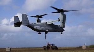 VMM-363 Osprey tilt een voertuig tijdens oefening