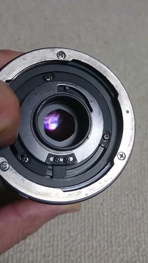 カメラレンズの「絞り」機構を実演する