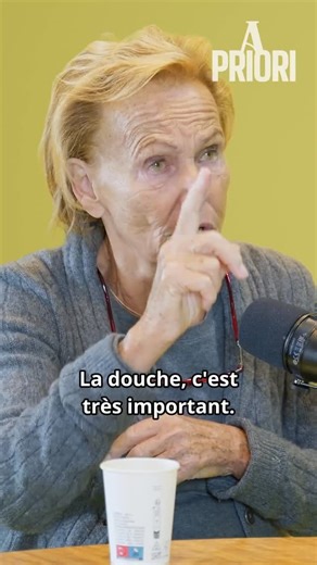A Priori on Instagram: "« La douche, c’est très important pour Trump! » L’un de ses premiers décrets visait à modifier le débit de l’eau, pour qu’il puisse rincer plus facilement sa belle chevelure. Comprendre Donald Trump exige plus que des punchlines et des indignations à chaud. Cela demande du recul, de la mémoire, et une connaissance intime du pouvoir. Christine Ockrent est journaliste, écrivaine, grande voix de l’audiovisuel francophone. Elle a couvert les États-Unis pendant des décennies, 