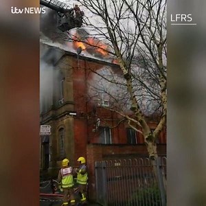 This is the moment the roof collapsed at a fire inside the old snooker hall in Blackburn. There's a lot of smoke in the area, but firefighters say they are making "good progress": https://bit.ly/2wXxGbT | Granada Reports