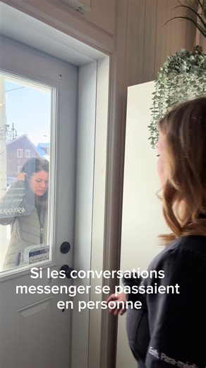 Si les conversations Messenger se passaient dans la vraie vie… La personne cogne à la porte. Pose sa question. On ouvre, on prend le temps de répondre. Et elle part en courant. 🏃‍♀️💨 On vous jure, ça nous arrive plus souvent qu’on pense 😅 Promis, on ne mord pas. Et quand on vous répond, c’est toujours une vraie humaine derrière l’écran. Alors si vous nous écrivez… restez un peu, on est là pour vrai 💬🩵 #MEDISENS #VieDeClinique #EsthetiqueReelle #MessengerFails #HumourClinique
