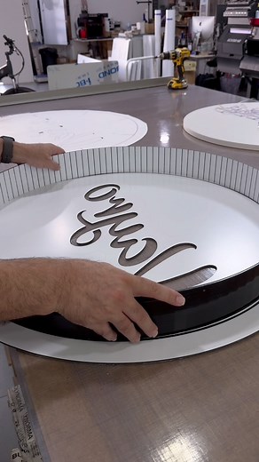 lafabricadepegatinas.com | SignBOX Redondo fabricado en aluminio composite negro mate troquelado y retro iluminado con luz LED | #lafabricadepegatinas... | Instagram