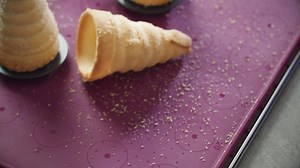 31K views · 253 reactions | Jetzt startet die Cornet-Action in deiner Küche!  Viele kreative, süße & salzige Snacks lassen sich damit herstellen. Verzaubere dich und deine Gäste mit tollen Kreationen! Jetzt Party buchen & als Tupperhit im Duo und mit Easyplus Teigmatte sichern. 拾 | Tupperware Österreich | Facebook