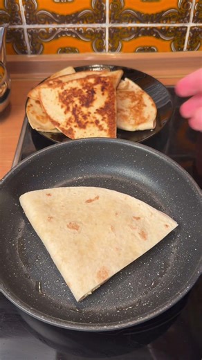 Если у вас завалялся лаваш и картофельное пюре обязательно готовьте. 😍🤤￼#lavash #лаваш