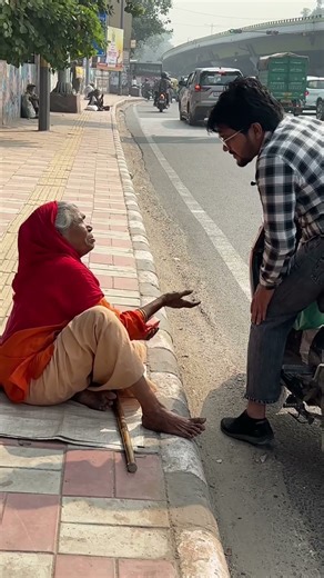 Bete ne maa ko nikala ghar se bahar 😭🥹#help #charity #helping #sad #explore #fyp