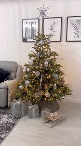 6.1K views · 45 reactions | 퐇퐚퐬퐬퐥퐞-퐅퐫퐞퐞 퐒퐞퐭퐮퐩!  Get the tree up quickly and enjoy more time decorating. Easy Plug® Pre-lit Christmas Trees: https://bit.ly/3ZaAduf Video by: @norfolkavenue | Balsam Hill UK | Facebook