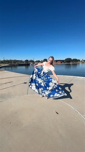 Behind the scenes from a shoot at a lovely little park in Arizona! This was the most beautiful day☀️ I love this skirt/outfit💙🤍 had sub a great time meeting and shooting with @enriquejavierphotography 📸 #bts #photoshoot #arizonamodel #azphotographer | Mandii Monarch