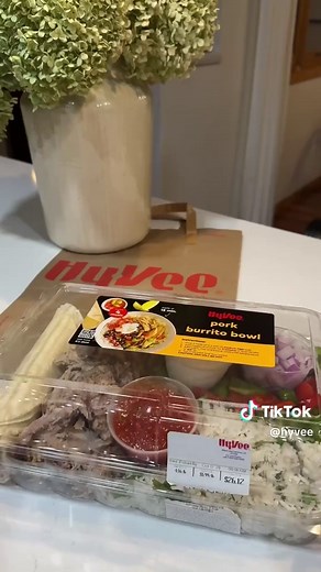 The sizzle says it all. 🔥🤩 @Laura 🤍 skipped the prep and still made dinner magic with a Hy-Vee 15-minute meal kit.