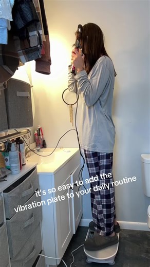 If standing here counts as a workout..I’m all for it 🙌🏻 Boosts circulation, tones muscles, supports lymphatic drainage — all in minutes a day. #sahm #vibration #vibrationplate #therapy