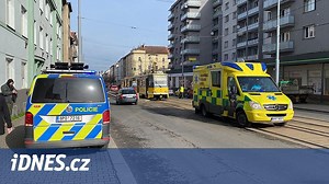Tramvaj v Plzni vláčela ženu mezi zastávkami, řidič půjde před komisi - iDNES.cz