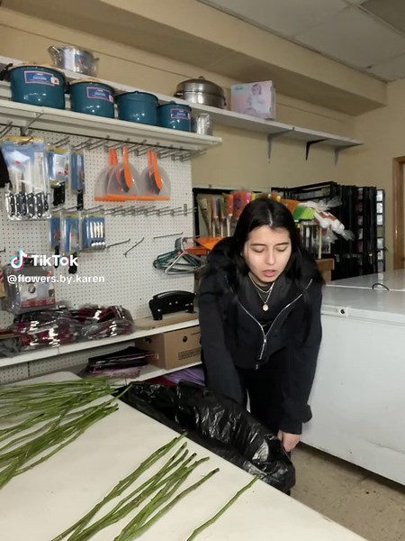 Making a ramo for a him #flowers #bouquet #flowerbouquet #ramo #ramobuchon #florist #chicago #flowersbykaren #fyp #foryou