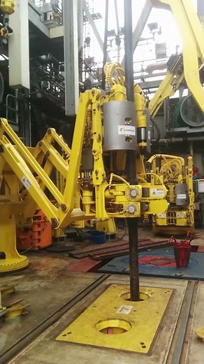 iron roughneck making up a connection