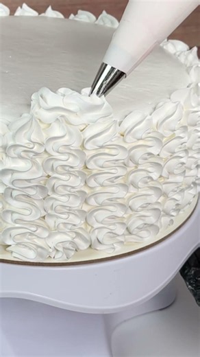 This piping technique changes everything #cakedecorating #buttercream #tutorial