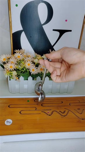 This is a stainless steel telescopic tea infuser. Simply push it gently to put tea leaves into the ball, then you can brew tea in any cup. It has many filter holes to separate tea leaves from the water, making cleaning easy. Tea lovers should definitely give it a try.